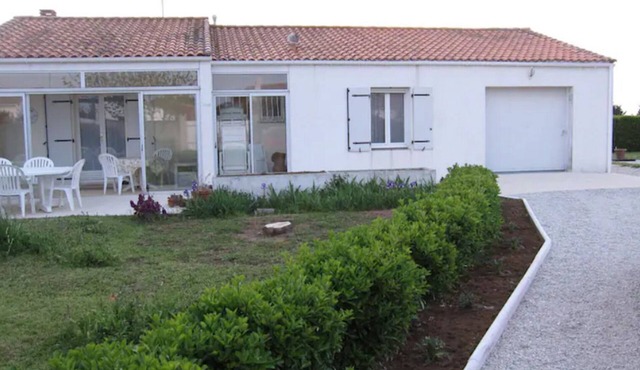 Maison Avec Jardin Clos de 1500m2, à 200m de la mer et du Centre du Village