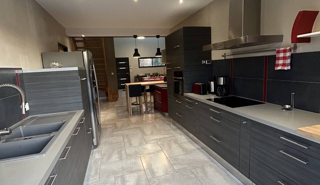 Maison Avec Piscine et Jacuzzi, à 10min du Centre Ville à Pieds. Parking Privé