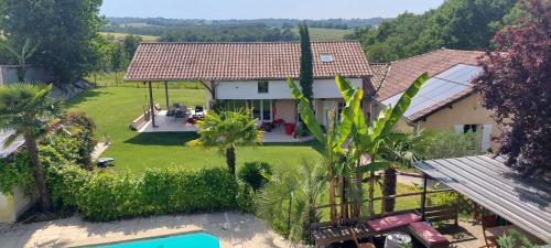 Maison avec piscine chauffée et pool house