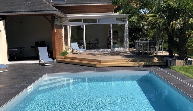 Maison Avec Piscine Chauffée, Grand Jardin Paysagé