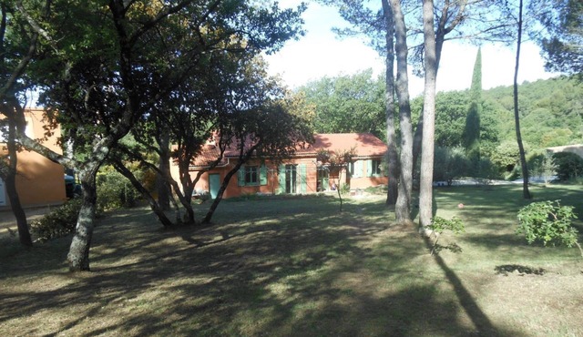 Maison Avec Piscine Dans le Parc du Luberon, Chemin de Randonnée à Proximité