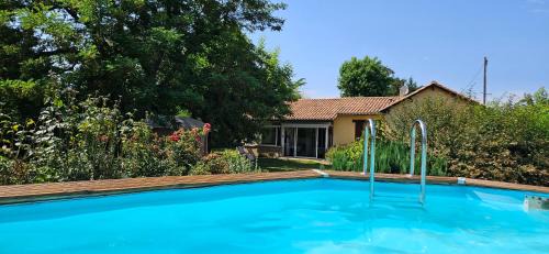 Maison avec piscine et jardin d'arbres fruitiers