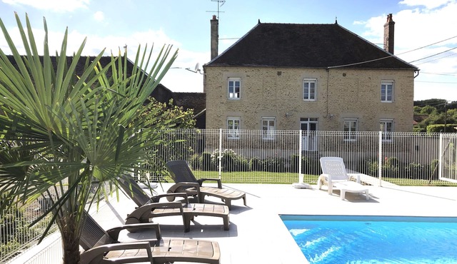 Maison avec piscine chauffée et vaste terrain au cœur des lacs et du vignoble
