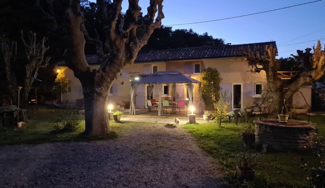 Maison Avec Rivière, Piscine Chauffée, Spa, Sauna, Terrain de Boules, Baby-foot