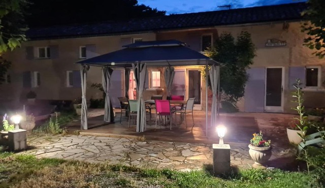 Maison avec rivière, piscine, SPA, SAUNA Infrarouge,terrain boules, ping-pong, volley et Badminton