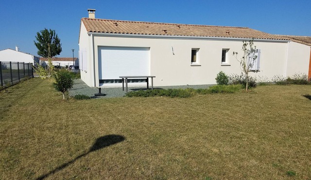 Maison Avec un Grand Jardin Dans un Quartier Calme , non Loin de L'océan
