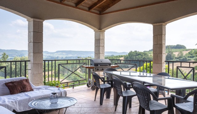 Maison Avec vue Panoramique sur la Vallée du lot , Piscine et spa
