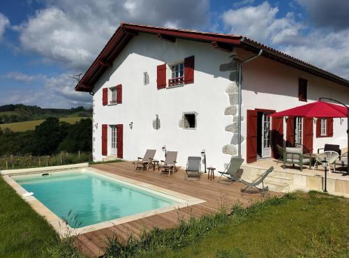 Maison basque de charme avec piscine