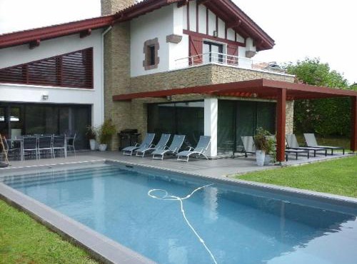 Maison basque moderne avec piscine chauffée et vue