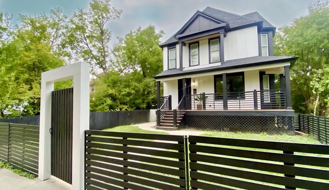 Maison Blanc Noir - Victorian Estate with Two King Beds