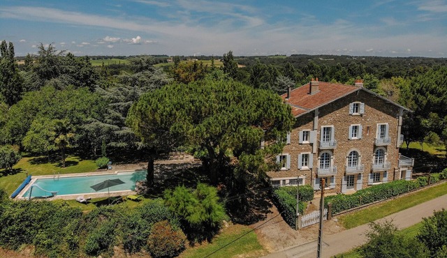 Maison Bourgeoise with swimming pool and park in the Gers for 13 people.