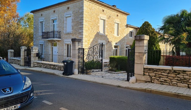 Maison Bourgeois en pierre taillé Manifique datant 1860, entièrement rénovée .