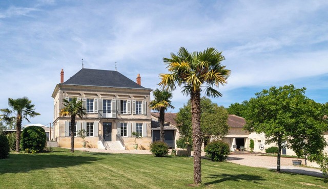 Maison Bourgeoise with character amidst the Bordeaux vineyards