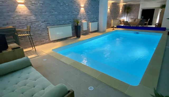 Maison Bourgogne 400m2, 2 Piscines Intérieure/extérieure,spa, Commerces à 50m