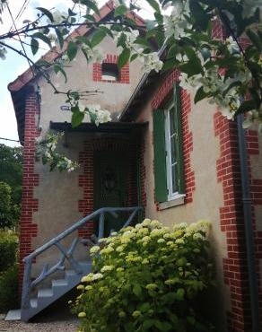 Maison " Bouton d'or" au bord de l'eau, à 10 mn de Tours , meublé classé une étoile