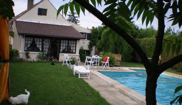 Maison Briarde sleeps 6, heated pool, private garden, private parking