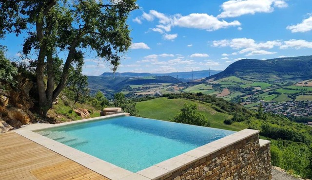 Maison charmante à Saint-Georges-de-Luzençon avec jacuzzi