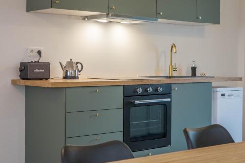 Maison calme et familiale avec cour, 3 chambres, 3 salles de bains à 10 min à pied de la gare