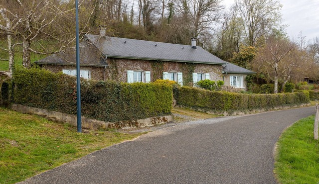 Maison Camille - Cozy Cottage 10 min from Lourdes, Terrace, Fireplace, Private Parking