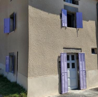 Maison campagne près de la rivière
