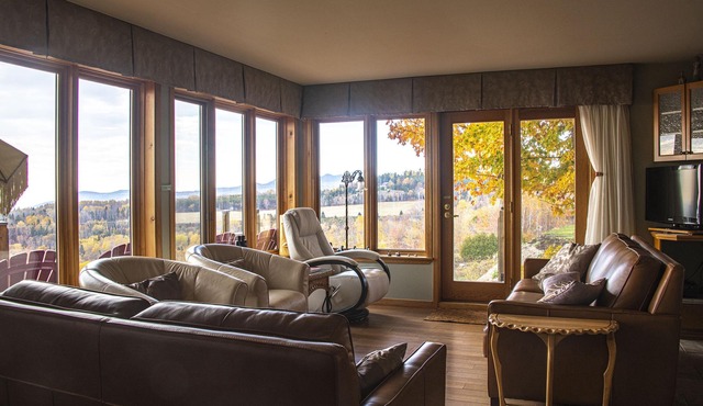 Maison Canadienne, 53-acre domain spectacular views on the river, hiking trails