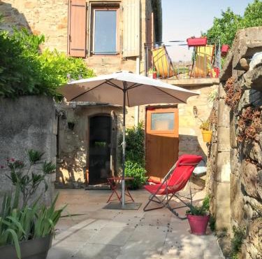 Maison chaleureuse à Saint-Privat, 80 m² avec cour.
