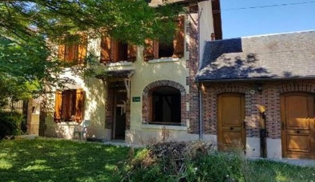 Maison chaleureuse à Cézy avec jardin clôturé