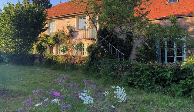 Maison Chaleureuse Dans Joli Village Bourguignon, Grand Jardin un peu Romantique