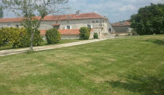 Maison charentaise à la campagne