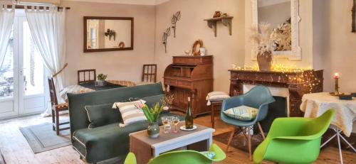 Maison charmante à Mauzun avec jardin et patio fleuri