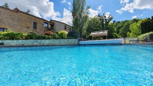 Maison charmante au cœur de Puy-l'Évêque avec piscine partagée