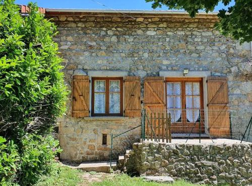 Maison charmante avec vue sur la montagne à Saint-Anthème