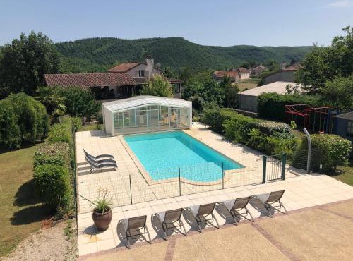 Maison charmante avec vue sur la montagne à Saint-Géry + Piscine