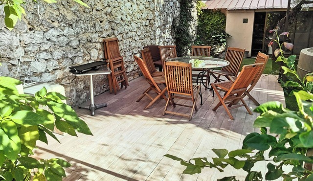 Maison Charmante et Spacieuse Avec Grand Jardin et Garage