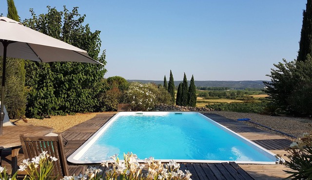 Maison Chemin d'Uzès is an independent property, in the countryside, near Uzès.