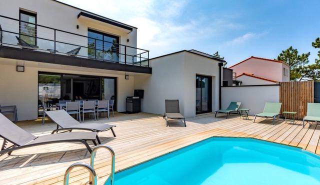Maison Climatisée Avec Piscine Chauffée à 600 de la Plage