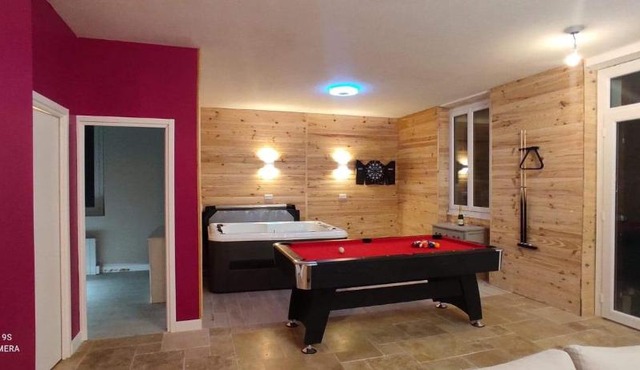 Maison cocooning salle de jeux jaccuzi