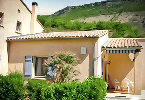 Maison confortable à La Roche-sur-le-Buis avec piscine partagée