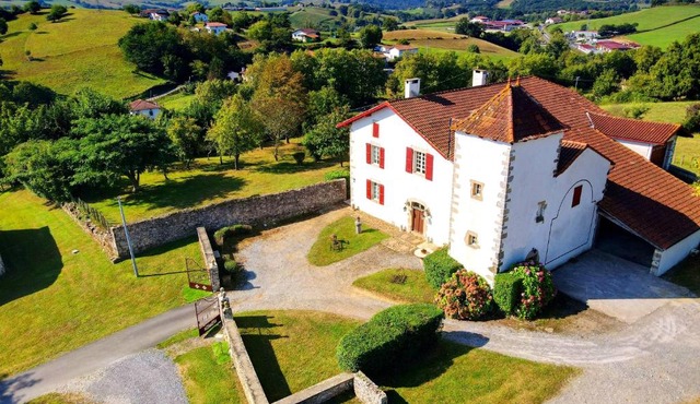 Maison confortable à Bardos avec vue sur montagne