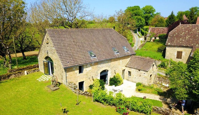 Maison confortable à Thégra avec grand jardin, idéale pour familles.