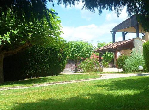 Maison confortable avec piscine partagée à Saint-Genies.