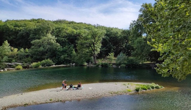 Maison Confortable, Dans Petit Village Médiéval, Proche de la Rivière