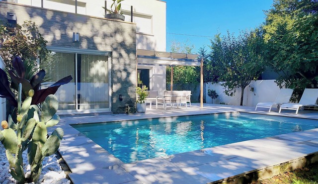 Maison Contemporaine Avec Jardin et Piscine