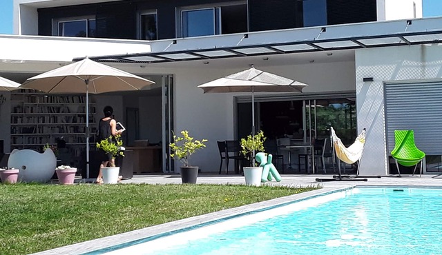 Maison Contemporaine Avec Jardin et Piscine au Calme,