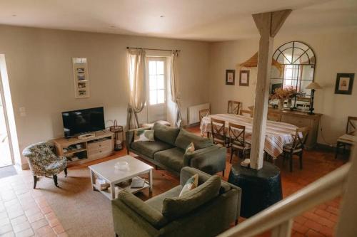 Maison conviviale près de Chamant avec jardin et terrasse