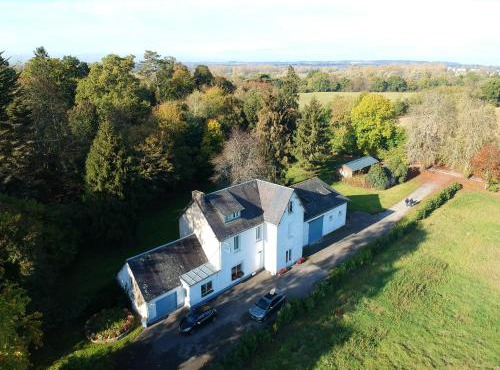 Maison cosy à Pontorson avec jardin clos et terrasse