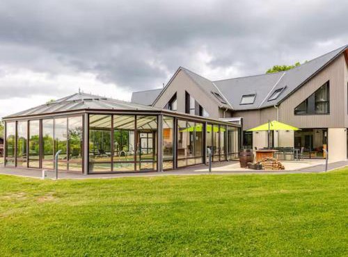 Maison d'architecte avec piscine chauffée et parc sécurisé - FR-1-410-487