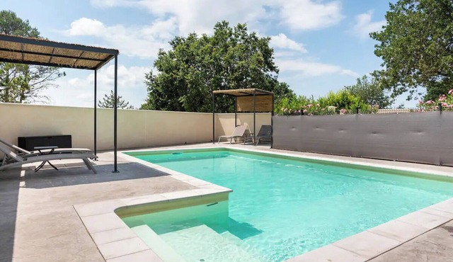 Maison D'aaron, 4 Personnes Avec Piscine Commune a Deux Logements