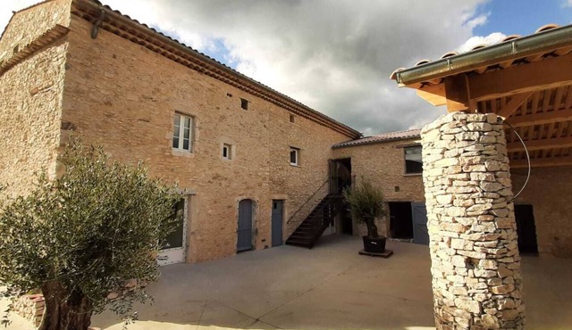 Maison D'hôtes en Provence, à la Campagne Avec Chambres et Espaces Communs