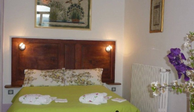 MAIson D HOSTS "Jeanne Fossa"